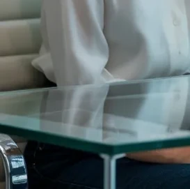 쌍꺼풀 수술 이미지 - 쌍꺼풀 수술 상담을 받고 있는 사람