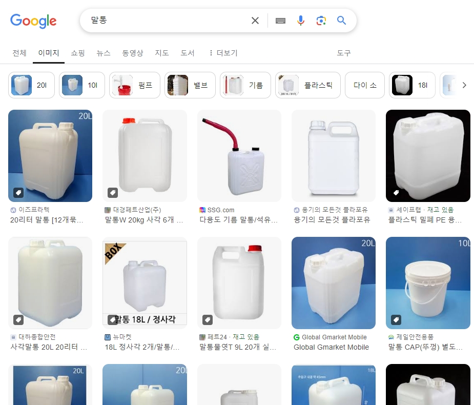 주방에서 식용유를 계량하고 있는 모습