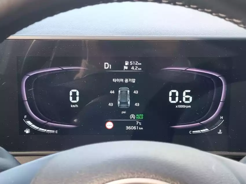 정차 중인 스포티지 1.6T의 계기판 화면입니다.