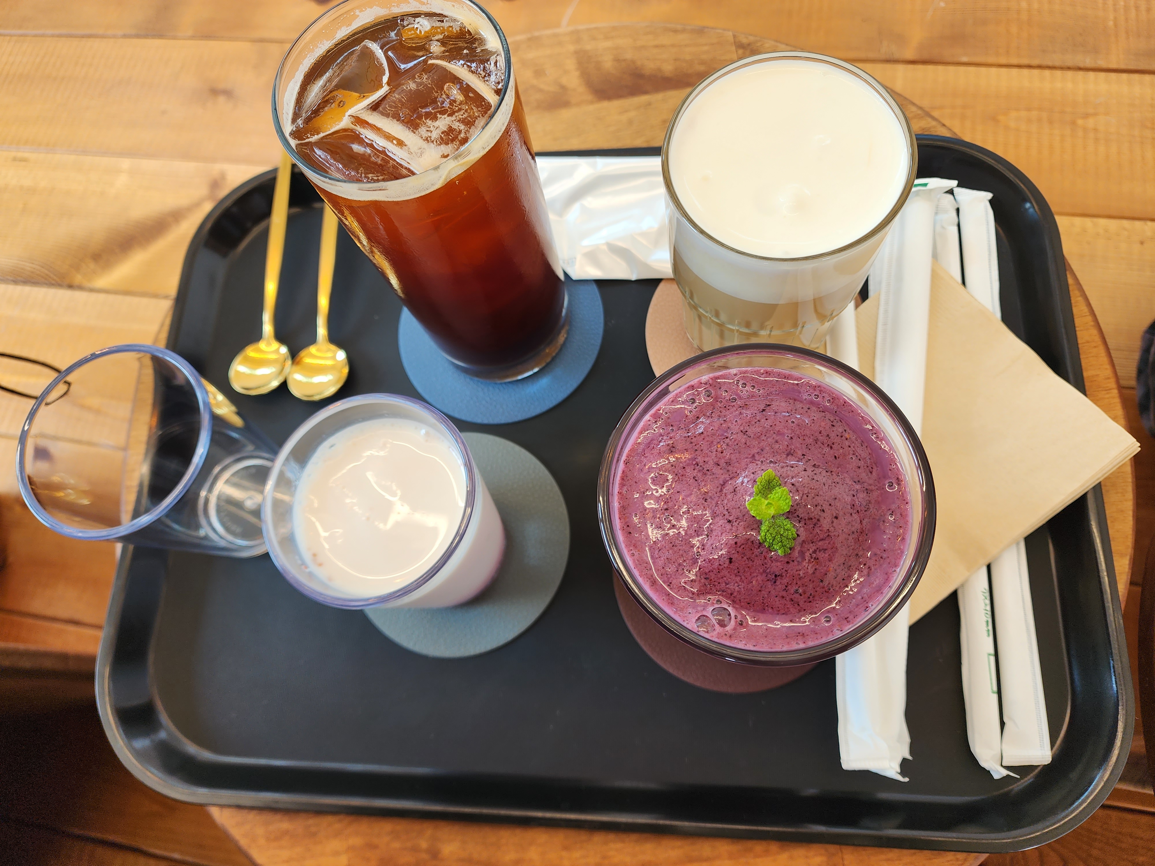 아메리카노, 블루베리 스무디, 바닐라 크림 커피, 딸기 라떼