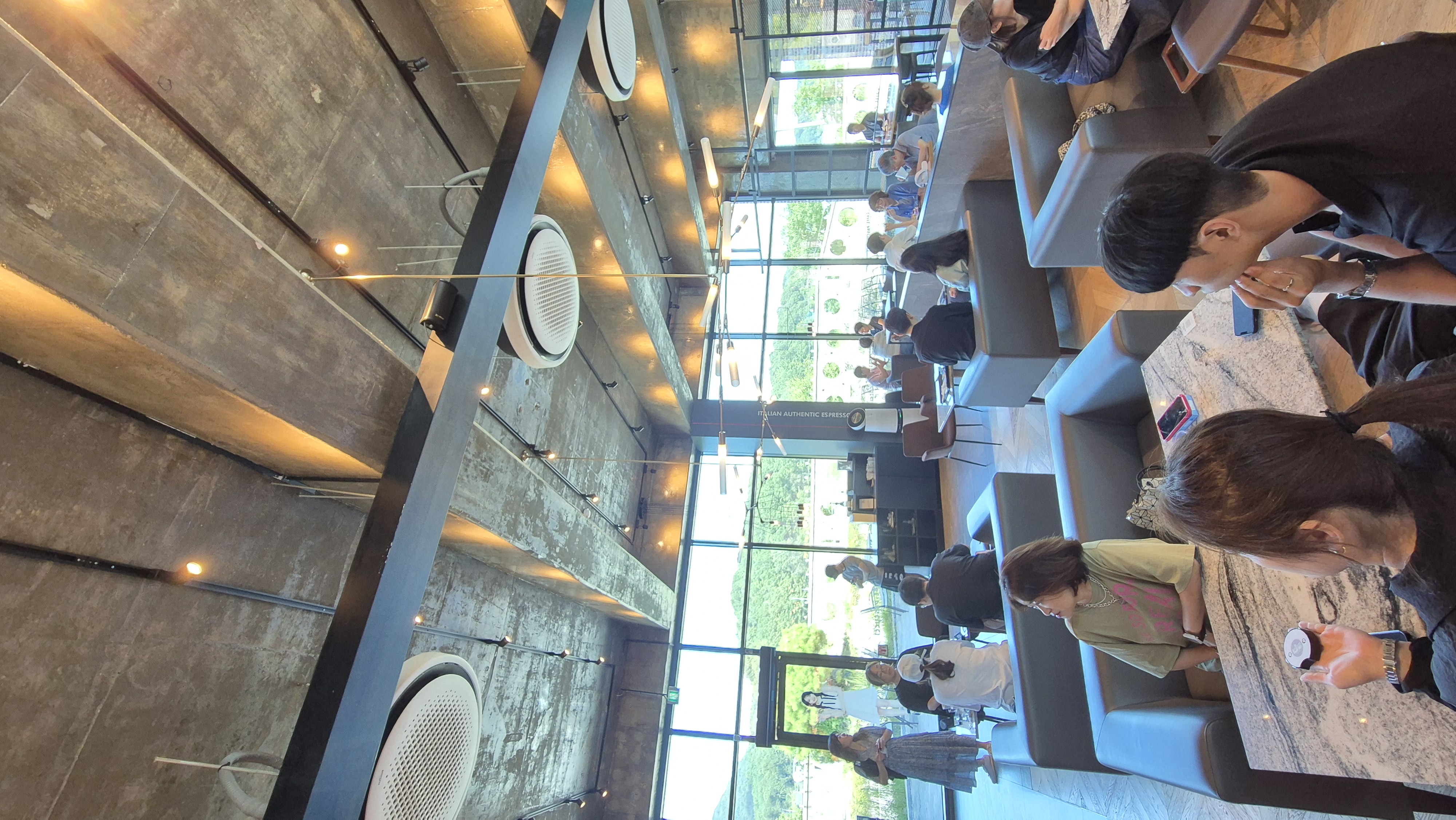 계룡 파스쿠찌 1층 매장 테이블