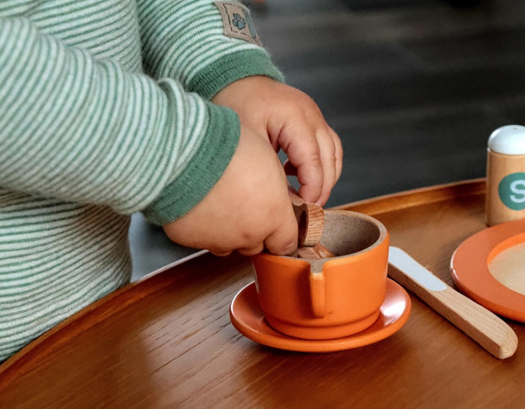 장난감으로 노는 아기