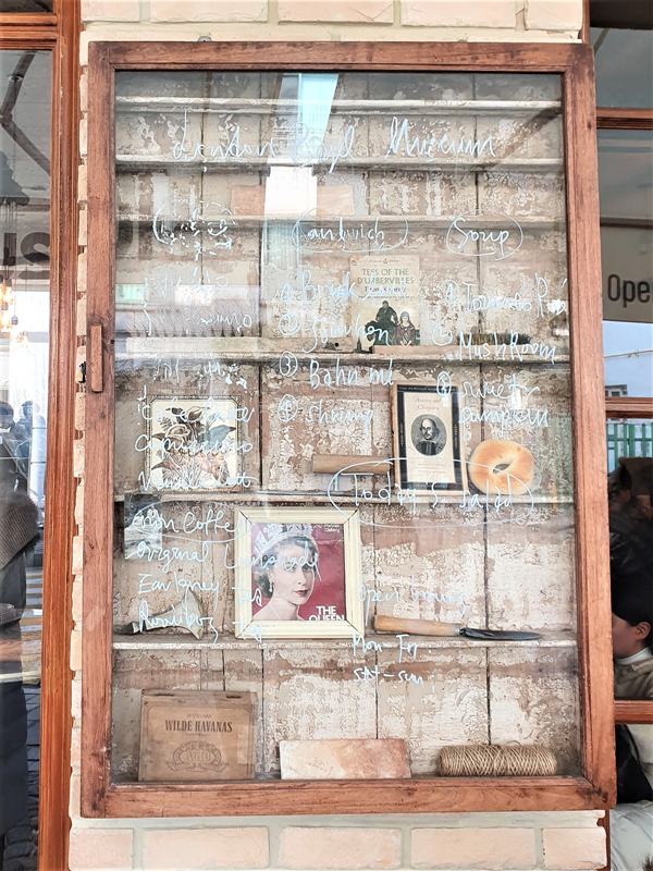 런던-베이글-뮤지엄-외부-데코