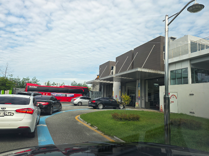 자동차 검사를 받기 위해 기다리는 자동차가 3대 있다