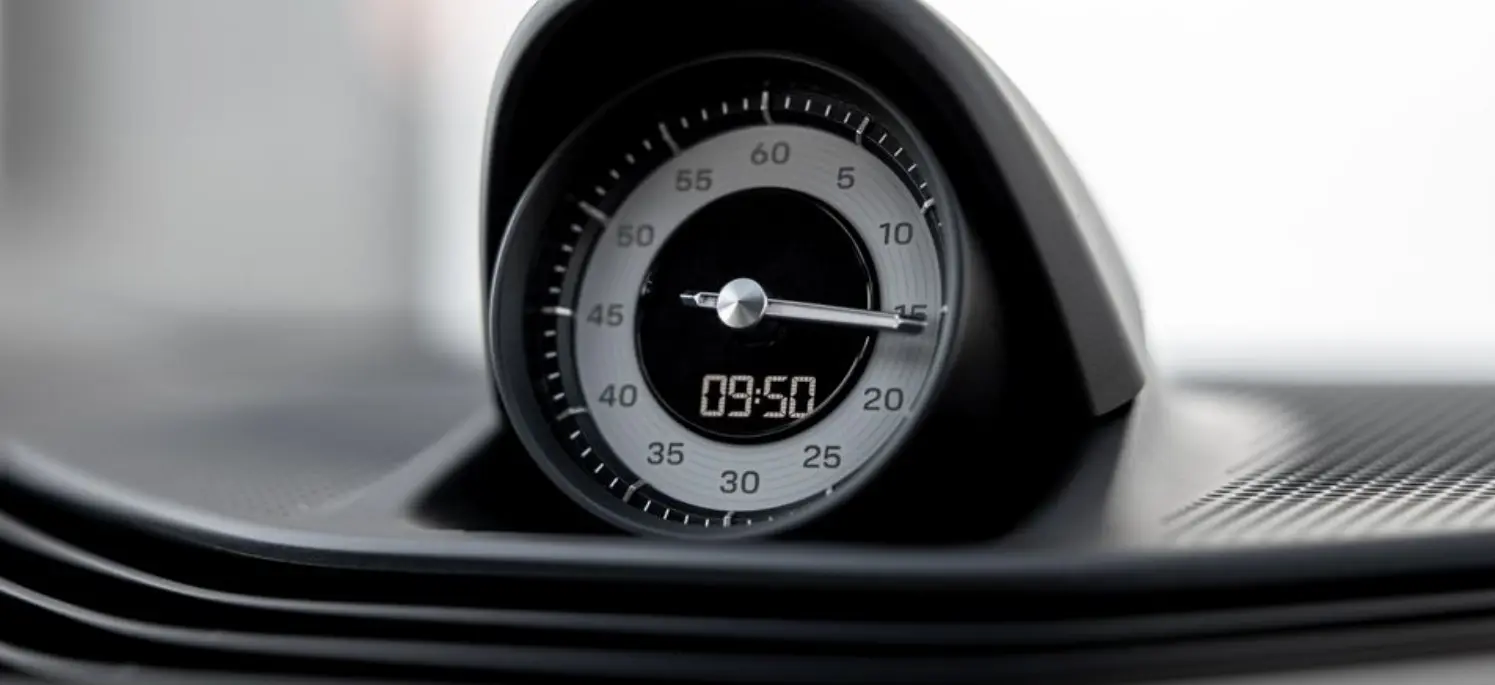 2024-포르쉐-타이칸-GTS의-내부-전면에-장착되어있는-시계-모습