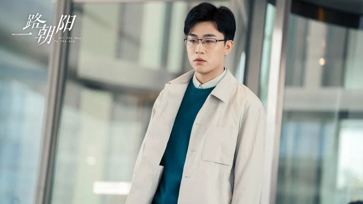 일로조양-즈탄-빌딩 유리뷰-서있는 모습