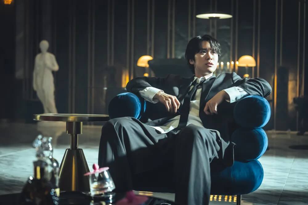 넷플릭스 광장의 공명의 홍보 포스터입니다. 구준모역으로 그의 연기 또한 다른 이미지 변신을 기대하게 합니다.