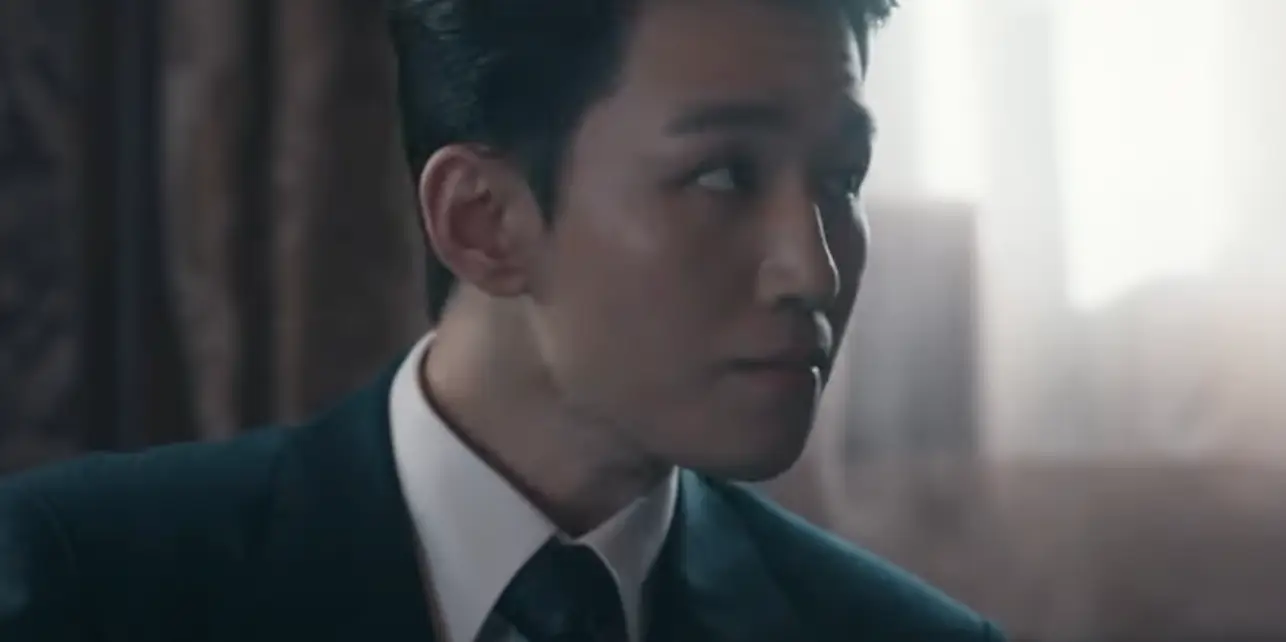 양복을 입은 오승훈이 옆을 바라보는 모습