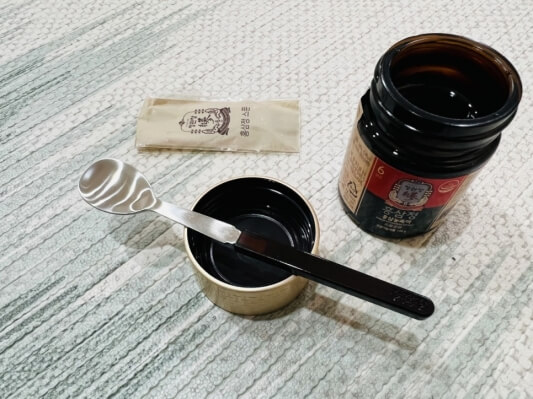 결합된 스푼 사진