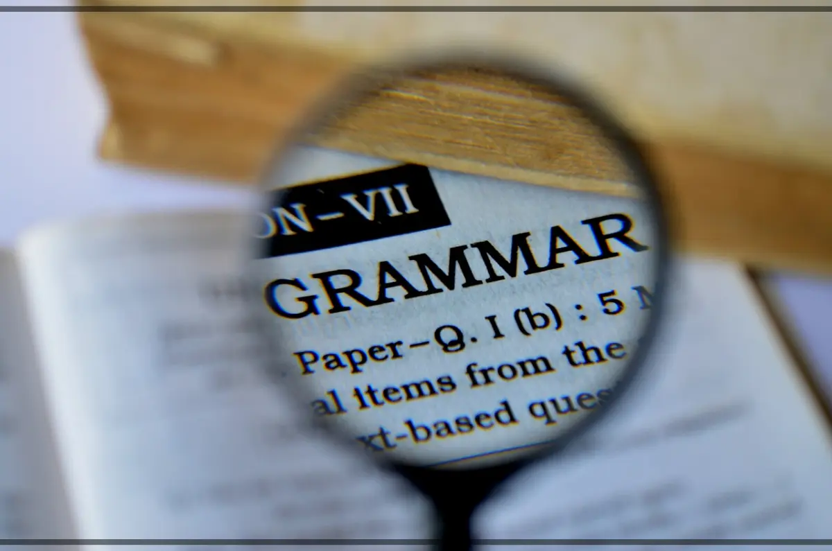동그란-돋보기로-확대한-글자-grammar-문법-이미지
