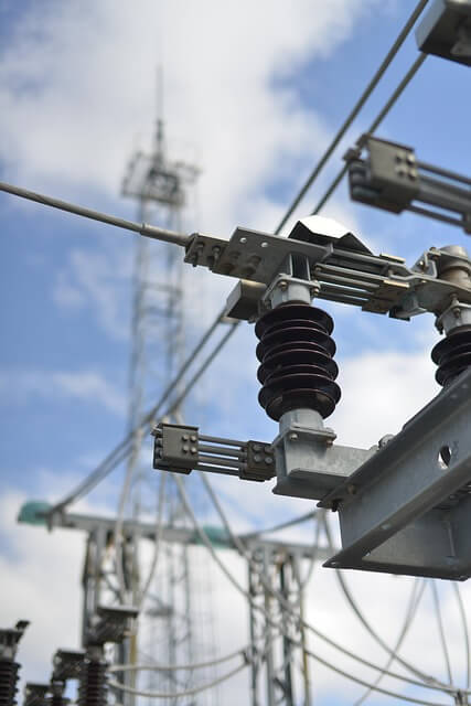 송전탑의 전선 사진