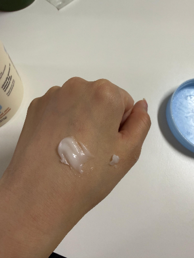 아비노 나이트밤 손등에 바르는 사진