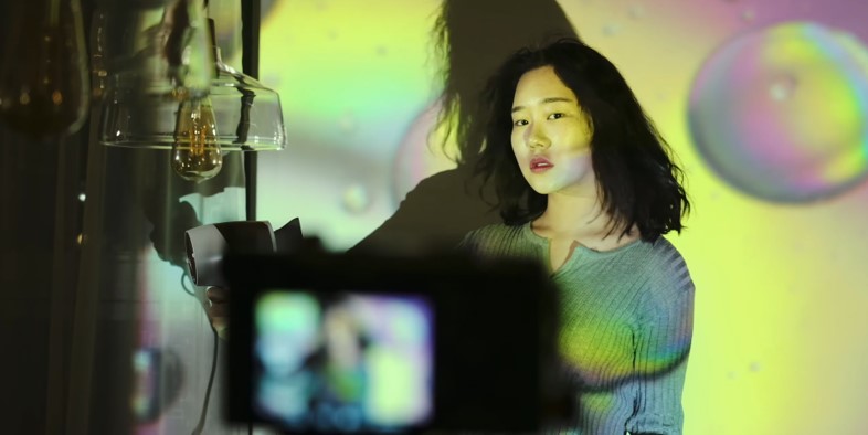 카메라 앞에서 포즈를 취하고 있는 모델