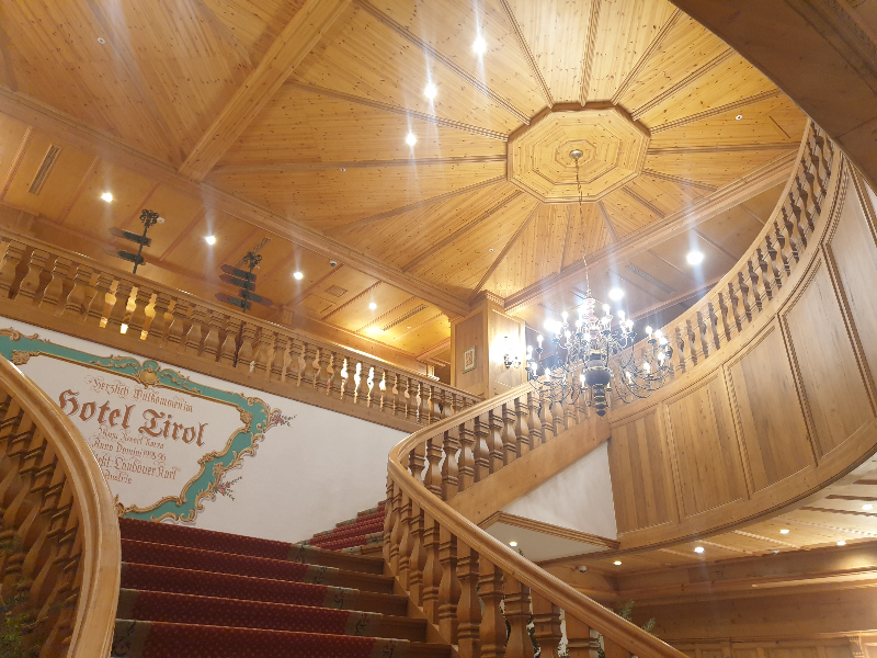 나무로 이뤄진 천청과 계단. 상들리에도 내려와 있다.