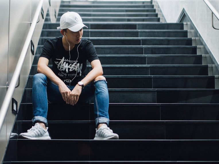 mz세대에 있는 청년 이미지