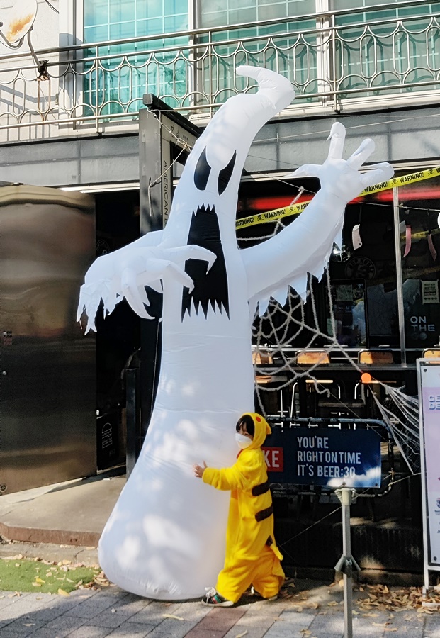 메인거리에서조금 멀어진곳에 있었던 유령 풍선