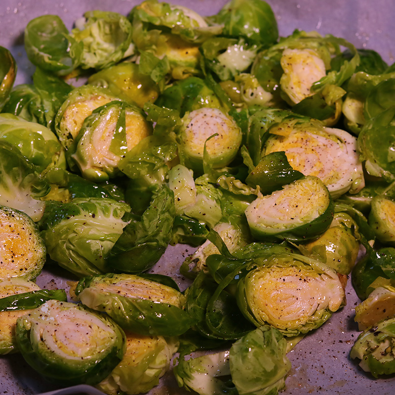 반으로 자른 방울 양배추에 올리브오일, 소금, 후추