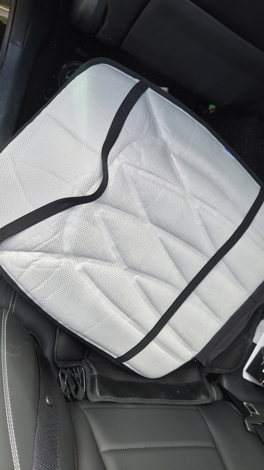 차량 시트 위에 밝은 회색의 카시트 보호 매트