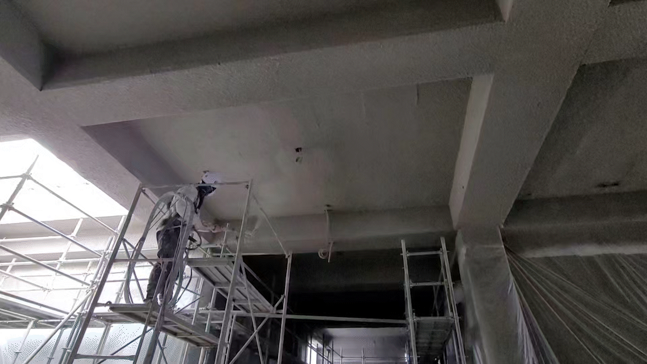 단열보드 위 퍼라이트 뿜칠 - 2차 뿜칠