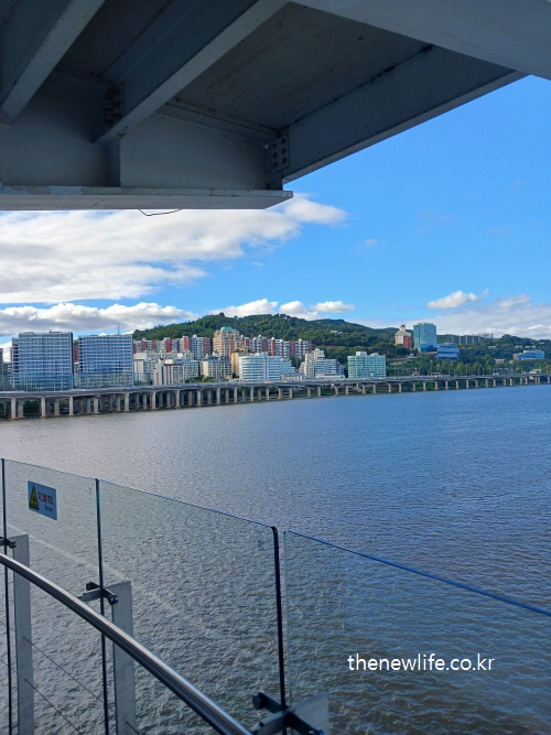 광진교 8번가 카페 외부 전망대 – 유리 난간 너머로 보이는 한강과 아차산 뷰