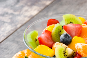 키위 망고 딸기 귤 등이 섞인 샐러드