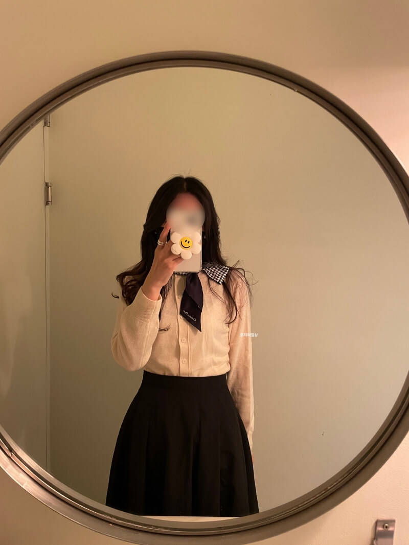 디올 미차 스카프 신버전 몽테인 - 화이트 블라우스 코디