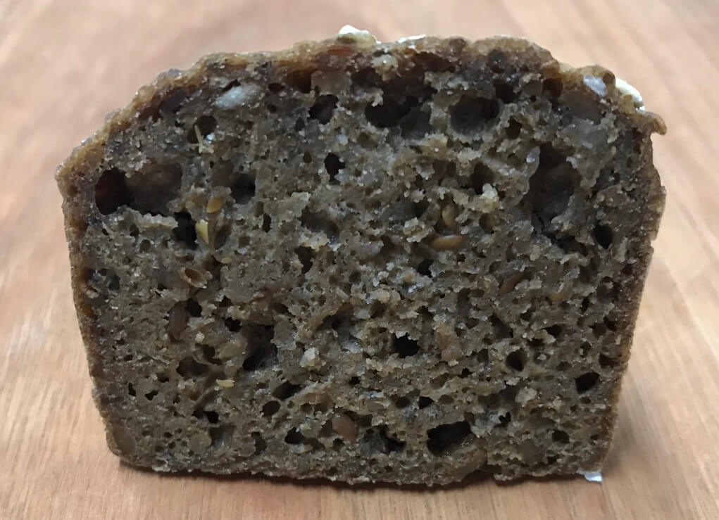 펌퍼니클 빵 단면입니다.