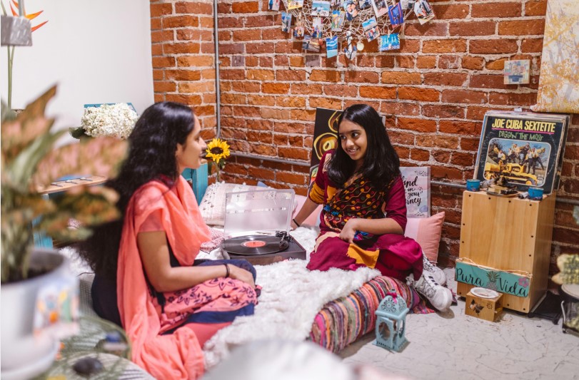 행복한 표정을 하고 있는 아이들 모습