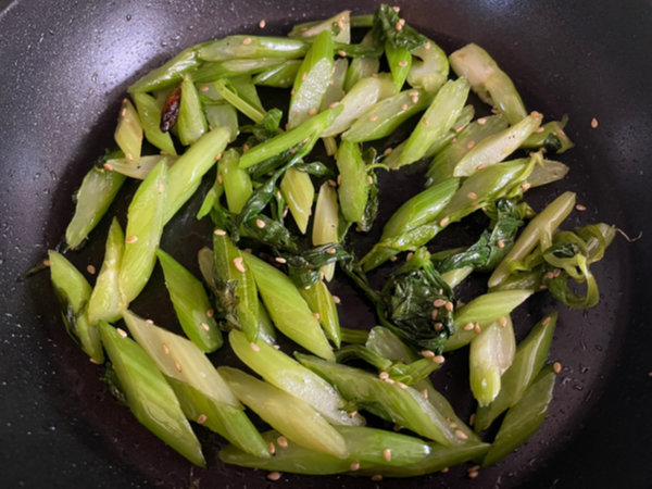 샐러리 먹는법 - 볶음 완성샷, 깨소금과 참기름으로 마무리