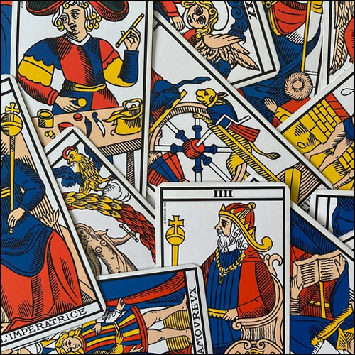 타로카드가 흐트러져 있는 모습