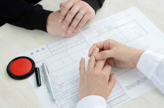 이혼 서류에 도장을 찍는 꿈