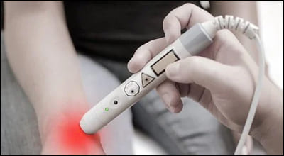 손목의 염증 체크하고 있는 의사의 손