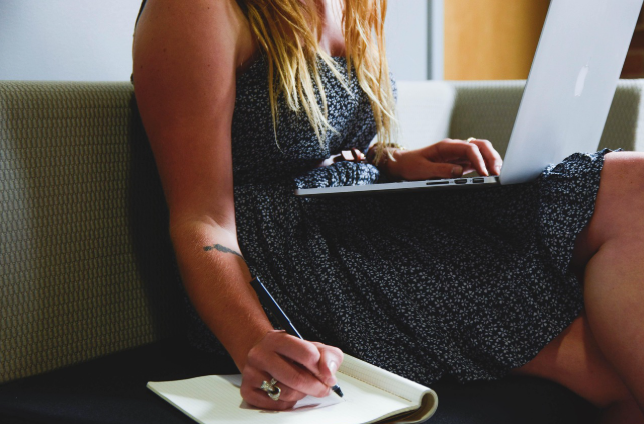 정부 에너지 지원 제도를 신청하기 위해 자료를 정리하는 여성의 모습