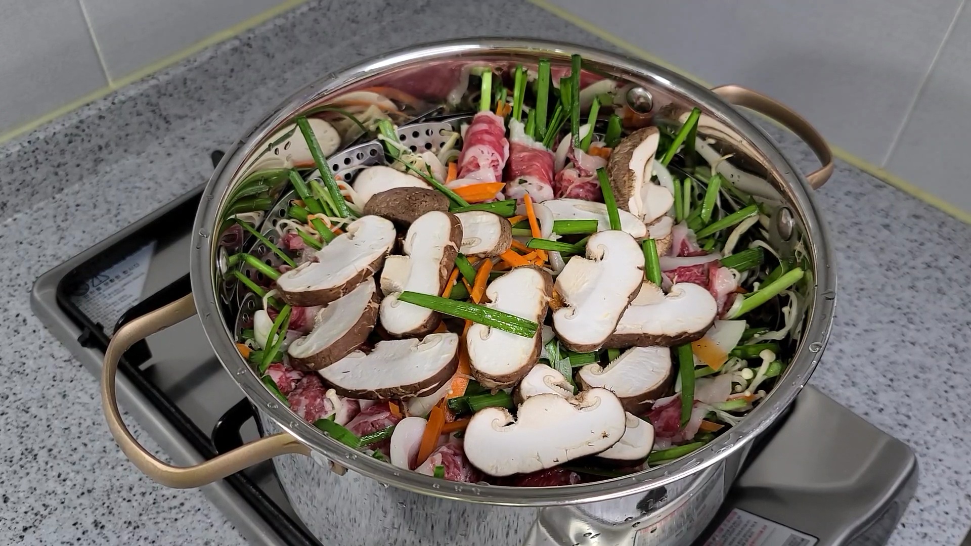 찜기에 넣은 후 차돌박이 찜 쪄주는 사진