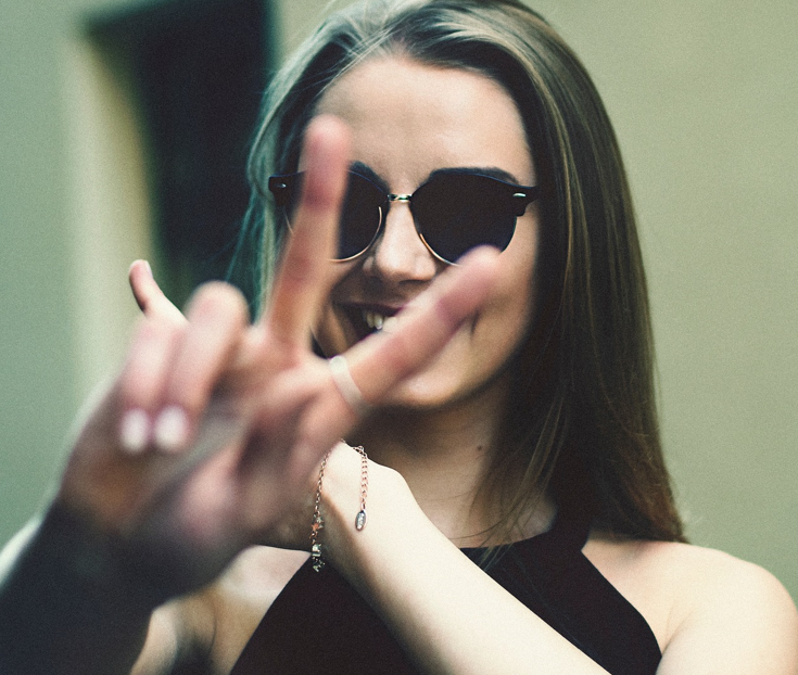 다이어트를 실천하는 MZ세대가 웃고있는 사진