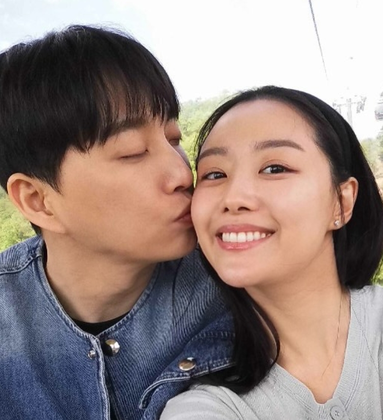 박위와의 만남, 공개 연애에서 결혼까지