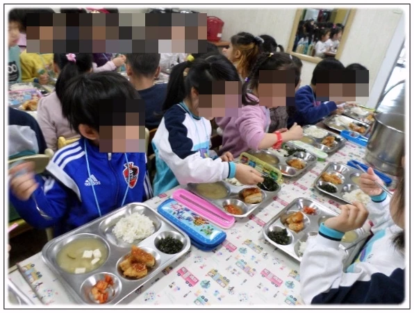 어린이집-급식먹는-아이들