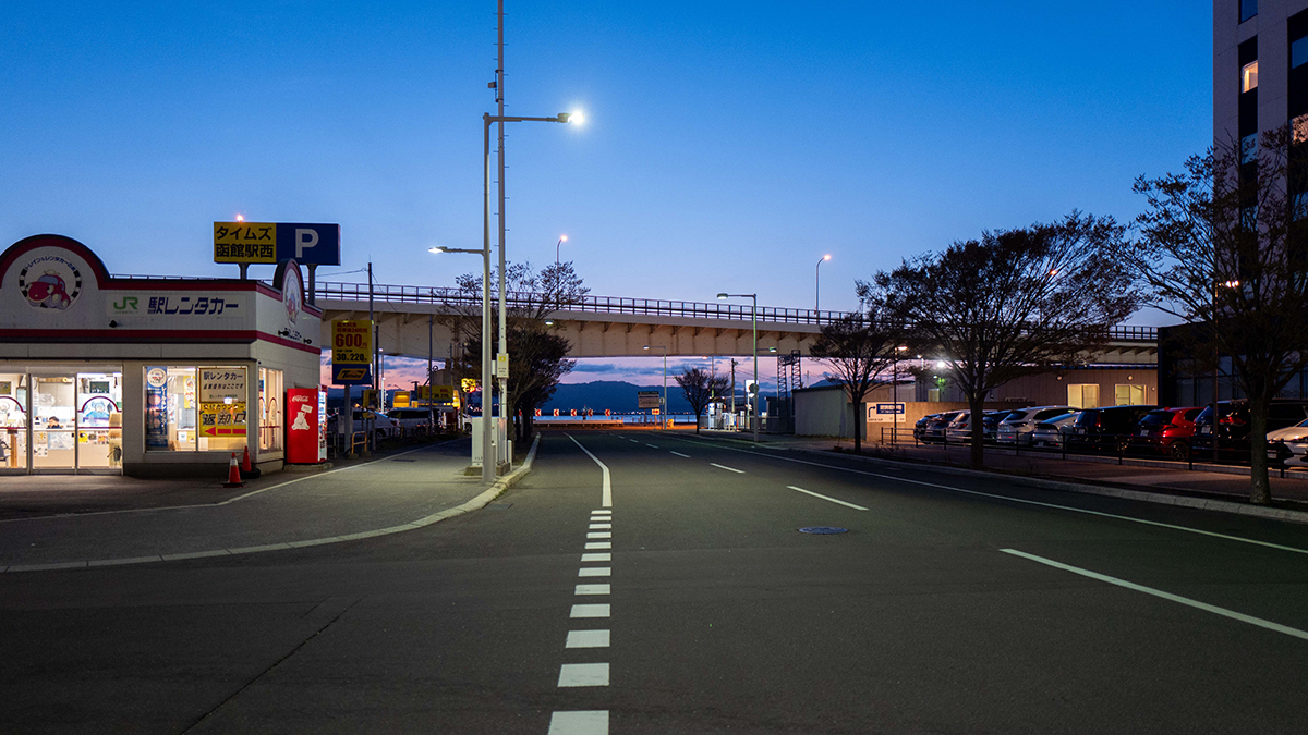 어두운 밤, 거리의 조명이 비치는 야경 사진. 라이카 Q의 밝은 조리개(f1.7)를 활용해 저조도 환경에서도 노이즈가 억제된 깨끗하고 분위기 있는 밤의 정취를 담음