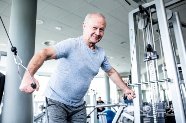 운동하는 할아버지 모습