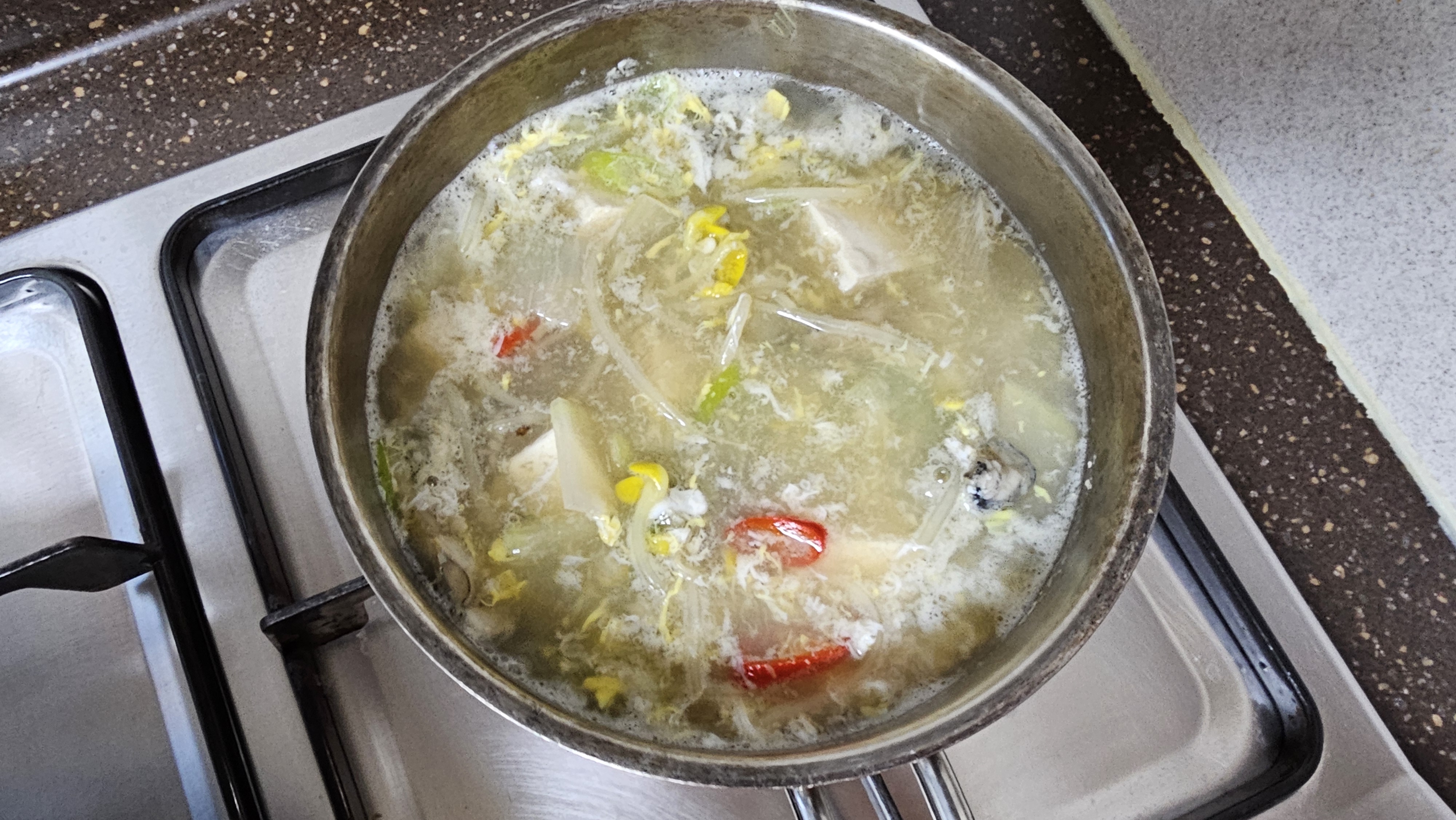 먹기전 계란 풀어서 넣으면 맛있어요