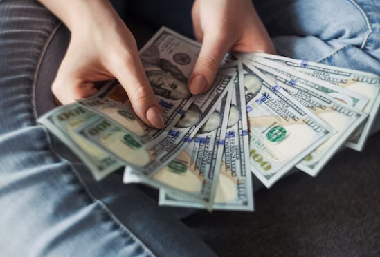 임권채권으로-발생한-월급을-펼쳐보이고-있다