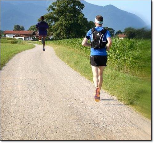 달리기 운동하는 남자와 여자