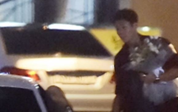 꽃다발 사들고 가는 손흥민