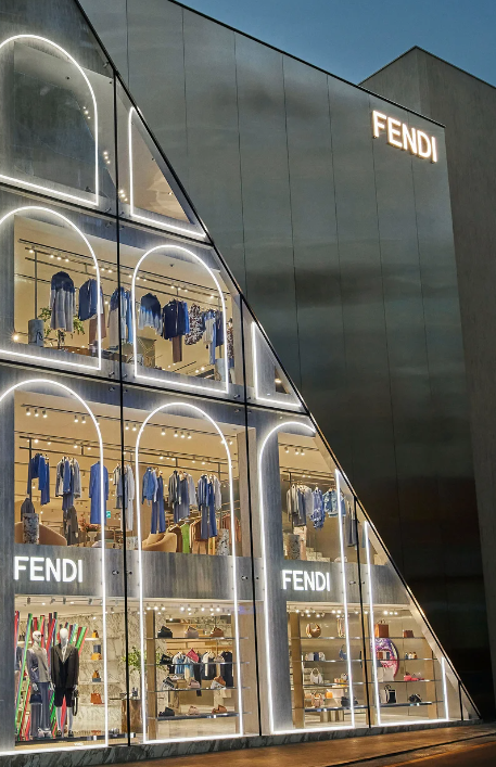 펜디(Fendi)는 1925년 이탈리아 로마에서 설립된 고급 패션 하우스로, 가죽 제품과 퍼(fur) 의류로 명성을 얻었습니다.