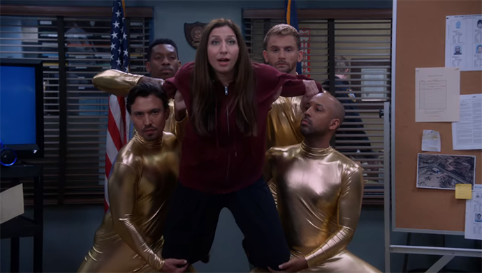 금색-옷입은-사람들에게-둘러싸인-지나