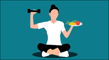 아령과 음식접시를 들고 앉아있는 여성