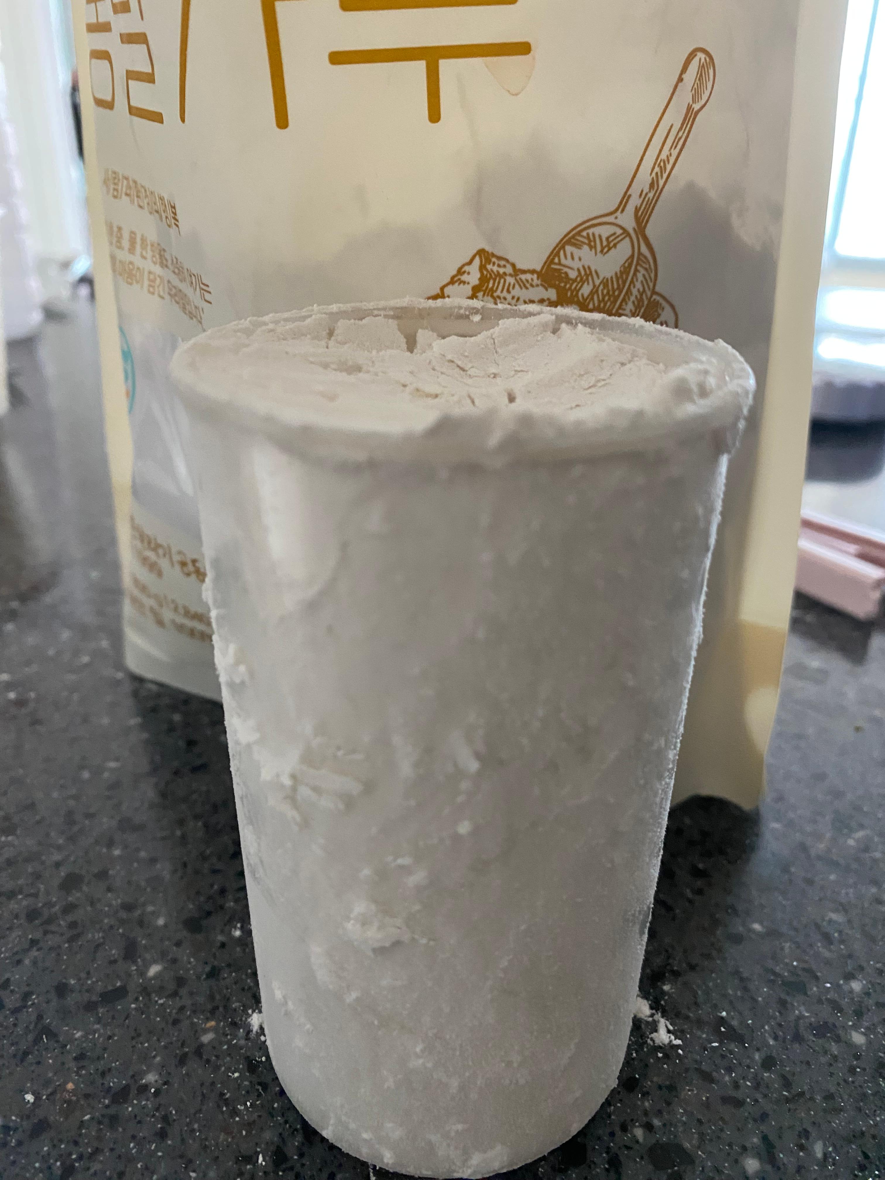 계량컵에 통밀가루 채운모습