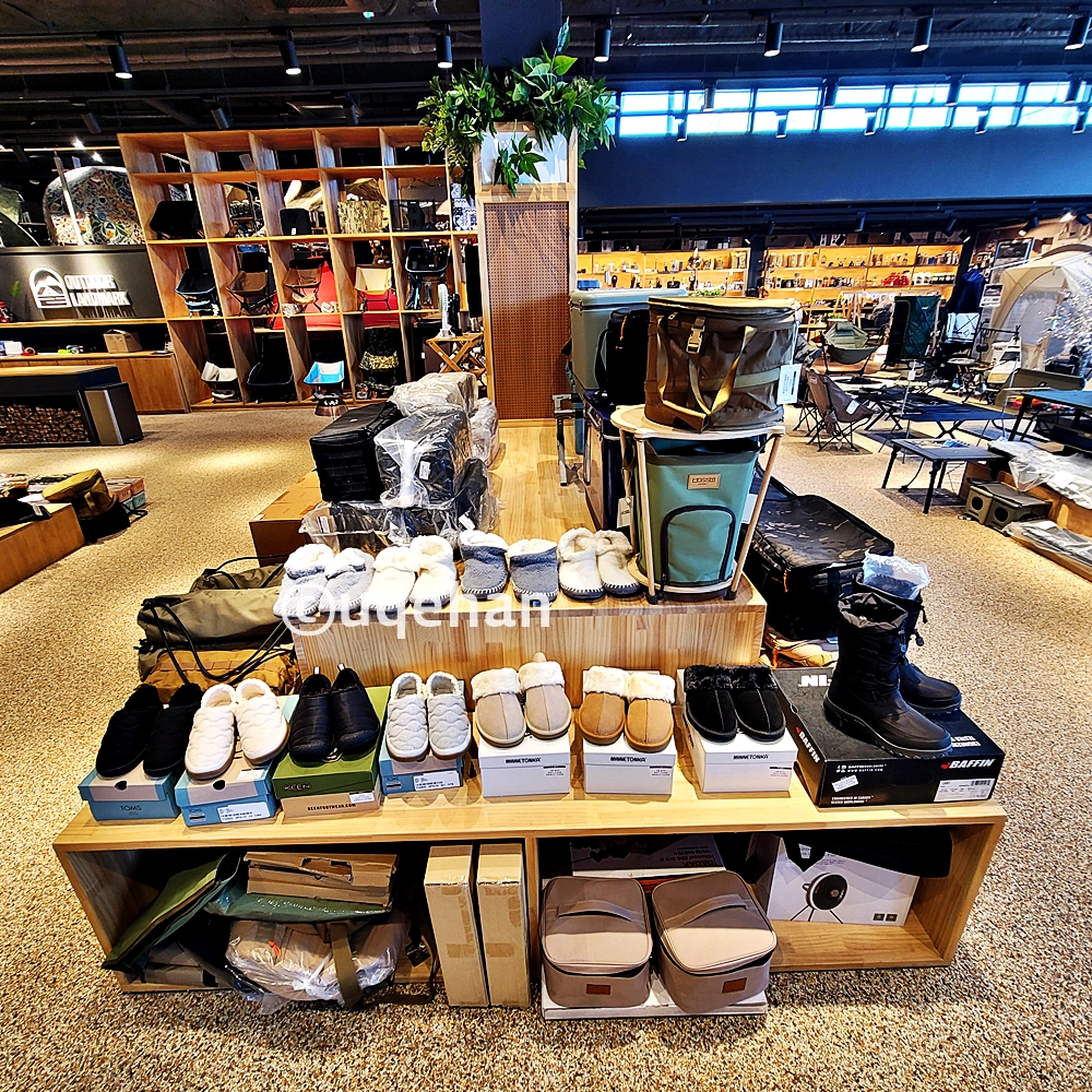 모씨 카페 3층에 방한 용품들이 진열되어 있다.