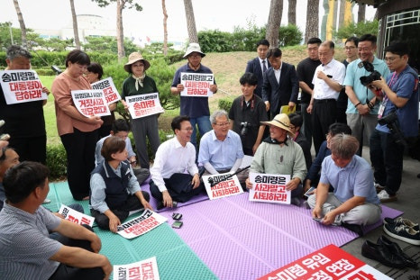 김민석 국무총리와 농민 단체가 함께 웃고 있다.