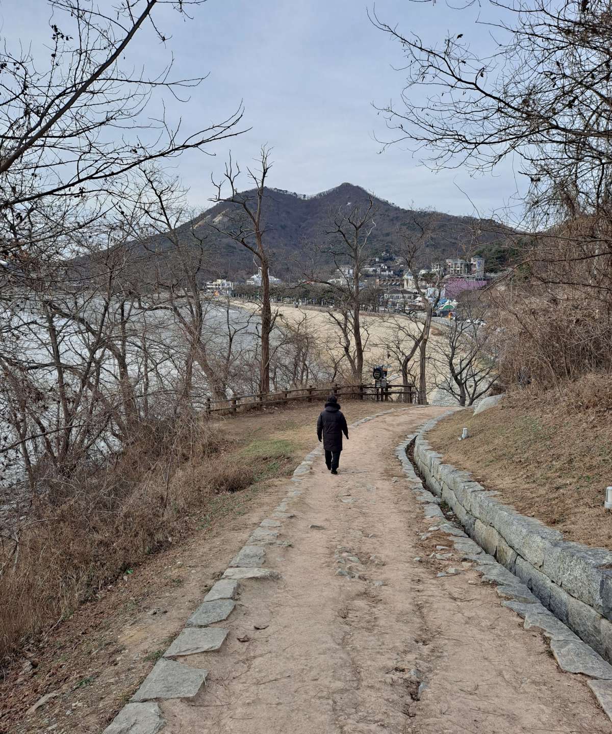 해변 내리막길